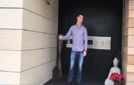 Cristiano Ronaldo evinin kapılarını kameralara açtı!