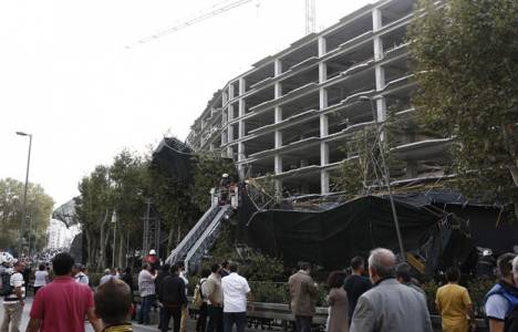 Şiddetli rüzgar nedeni ile Beyoğlu'nda bir inşaatın iskelesi çöktü!