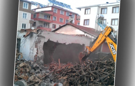 Bingöl'de terkedilen eski binalar yıkılıyor!