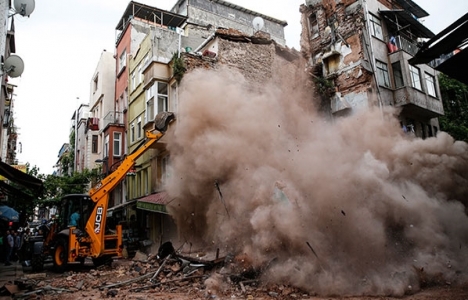 Kumkapı da 4 katlı bina çöktü!