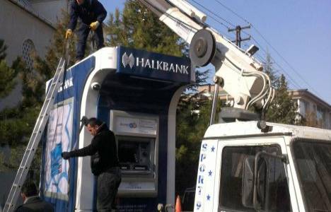 Cami avlusundaki bankamatik tepki üzerine kaldırıldı!