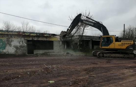 Kartepe'de iki metruk bina yıkıldı! 