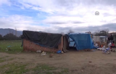 İncirliova Belediyesi çadırda yaşayan romanlara prefabrik ev verdi!