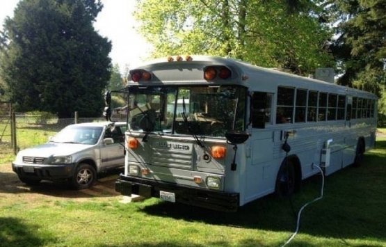 Ev kirası ödemek istemeyen çift otobüsü eve çevirdi!