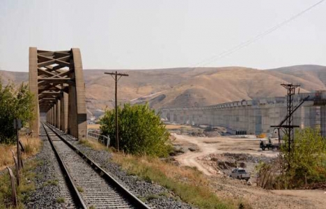 Güneydoğu nun en uzun demiryolu viyadüğü yapılıyor!
