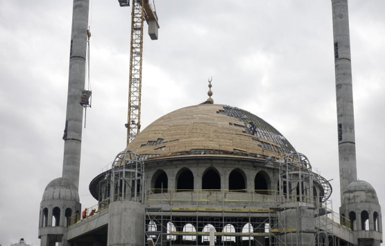 Taksim Camisi nin alemi yerleştirildi!