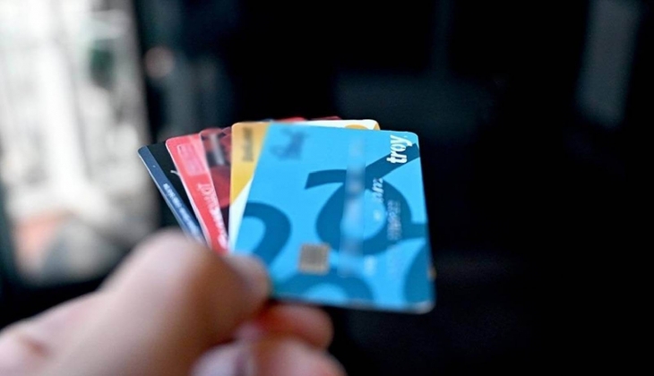 Kredi kartı sahipleri dikkat! Bu limiti geçenlerden her sene 750 TL kesilecek! İşte ayrıntılar...