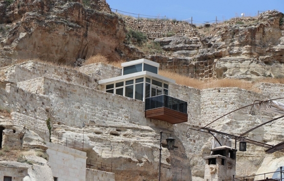 Kapadokya da kayanın üzerine inşa edilen asansöre tepki!