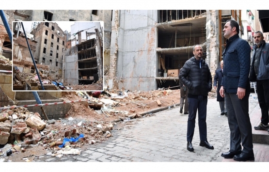 Beyoğlu'nda ön cephesi çöken bina yıkıldı!