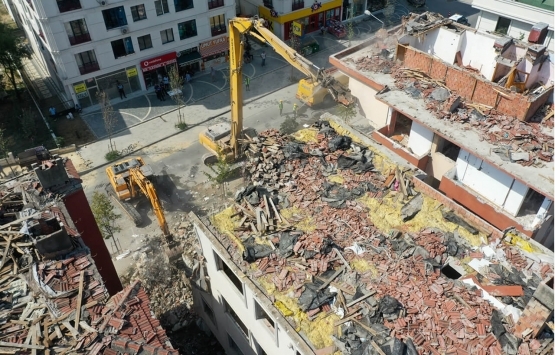 Büyükçekmece de deprem riski taşıyan binalar yıkılıyor!