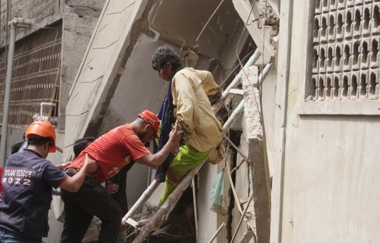 Pakistan da 5 katlı bina çöktü!