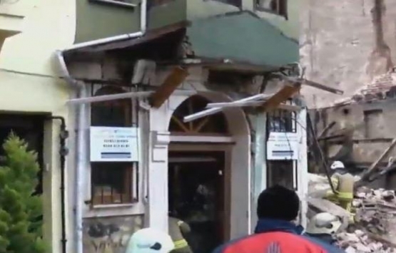 Yedikule de bir bina çöktü!