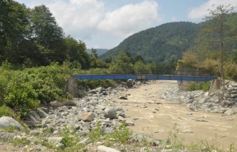 Arhavi'de kaçak HES köprüsü 8 ay sonra yıkıldı!
