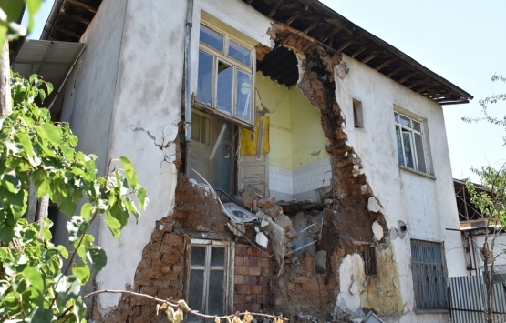 Malatya'da iki katlı kerpiç evin duvarı çöktü!