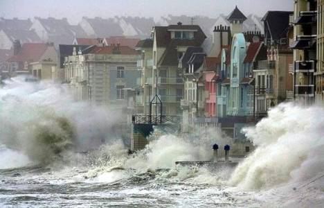 Fransa'da fırtına nedeniyle binlerce ev hala elektriksiz!