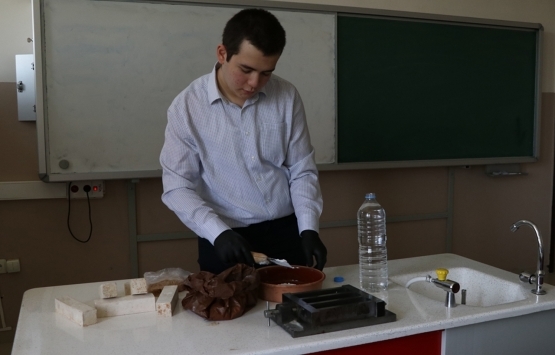 Niğde'de lise öğrencisi inşaatlar için talaştan tuğla üretti!