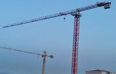 İzmit'te alışveriş merkezinin çatısına vinç kolu düştü!