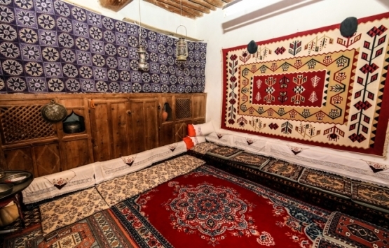 Darende de 215 yıllık kerpiç ev zamana direniyor!