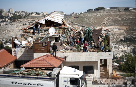 İsrail, Doğu Kudüs’te Filistinlilere ait bir evi yıktı!