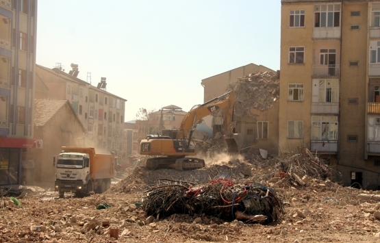 Elazığ da ağır hasar gören bin 159 bina yıkıldı!