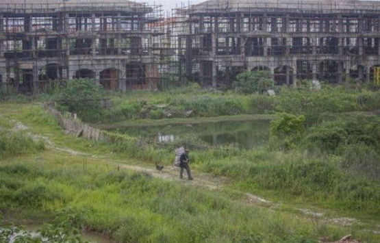 Çin in hayalet şehrinde tek başına yaşıyor!