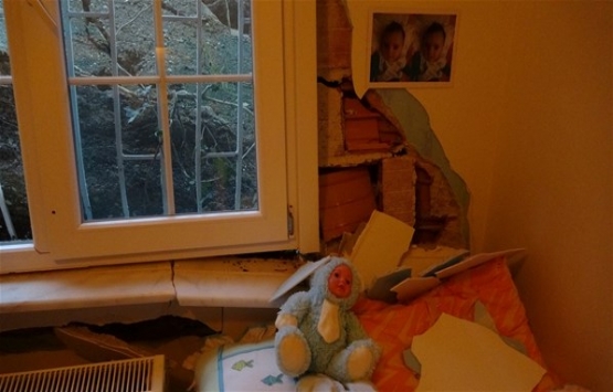 Zekeriyaköy de 5 katlı binanın istinat duvarı çöktü!