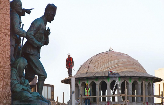 Taksim Camii'nin inşaatında çalışan işçiler saygı duruşuna geçti!