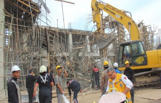 Adana'da inşaat iskelesi çöktü: 2 yaralı!