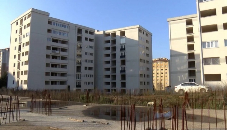 Evleri 11 yıldır teslim edilmeyen konut mağdurları inşaat halindeki dairelerde yaşam mücadelesi veriyor!