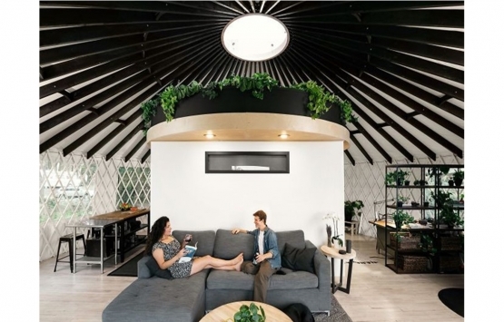 Tasarımcı çift ormanın ortasında rüya gibi ev inşa etti!