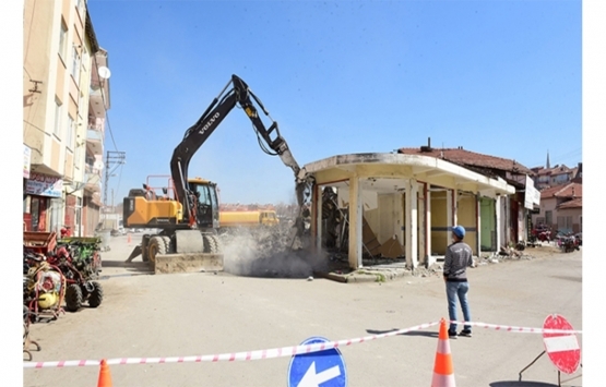 Çorum Belediyesi kamulaştırılan binaları tek tek yıkıyor!