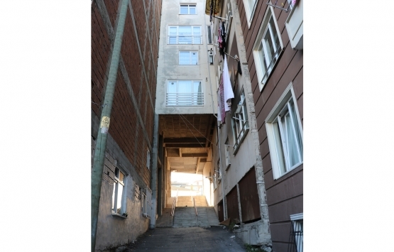 5 katlı binanın altından geçen yol görenleri şaşırtıyor! 