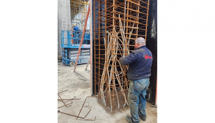 Deprem bölgesinde, depremden 1 yıl sonra yapılan bir kolon imalatı ağızları açık bıraktı!