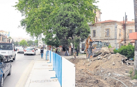 Alsancak'ta TCDD'ye ait bahçe duvarı yıkılıyor!