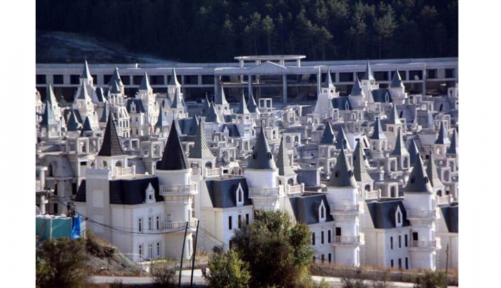 Depremzedelere açılsın denmişti! Şato villaların sahibi açıkladı: İnşaat tamamlanmadı, altyapı, su, ısıtma yok!