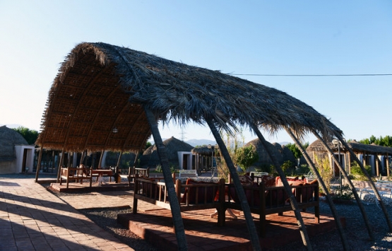 İran da hurma yapraklarından otel inşa edildi!