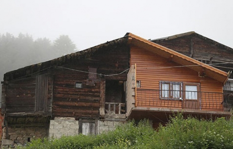 İki kardeş anlaşamayınca baba evini ikiye böldü!