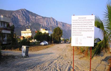 Belediye 510 bin liralık tazminatı ödeyemeyince döşediği parkeleri söktü!