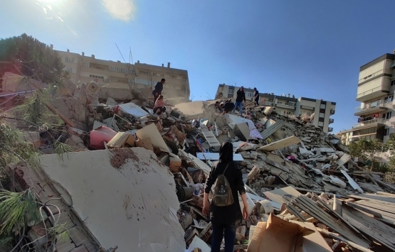 İzmir Seferihisar'da meydana gelen depremde binalar yıkıldı!