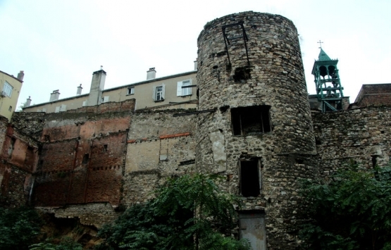 Galata Kulesi nin kardeşlerinden biri yıkılma tehlikesi yaşıyor!