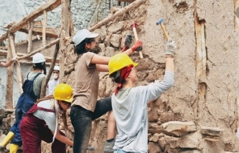 Geleceğin mimarları Gölpazarı'nda bina onarımı yapıyor!