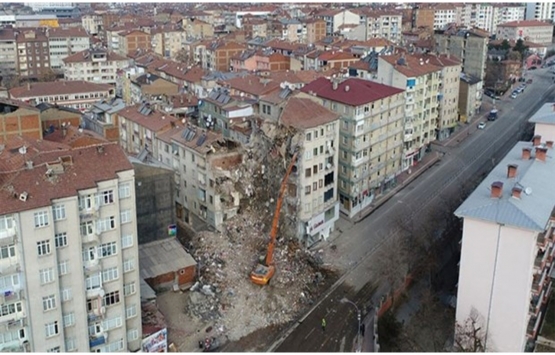 Elazığ’da hasar tespiti yapılan binalar yıkılıyor!
