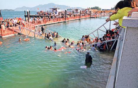 Jiujiang kentindeki köprü turistler geçerken yıkıldı!