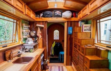 İşte Laura ve Matt çiftinin 11 metrekarelik doğayla içiçe evi!