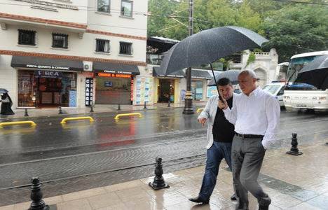 İstanbul Valisi Hüseyin Avni Mutlu nun yağmur keyfi!