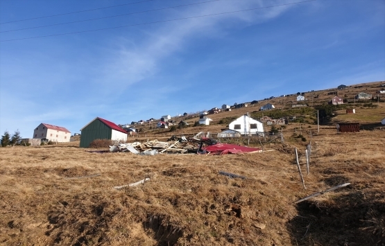 Trabzon Sisdağı Yaylası ndaki 10 kaçak yapı yıkıldı!