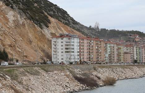 Eğirdir Kapılar mevkisindeki Sivri Dağ etrafa korku saçıyor!