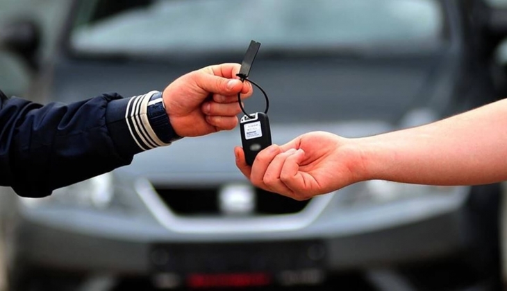 İkinci el otomobil fiyatları düşmeye devam edecek mi? Araba almak isteyenler o tarihi beklesin!