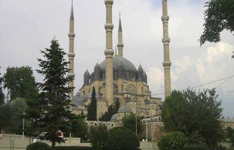 Selimiye Camisi'nin girişine engelli vatandaşlar için portatif rampa kuruldu!