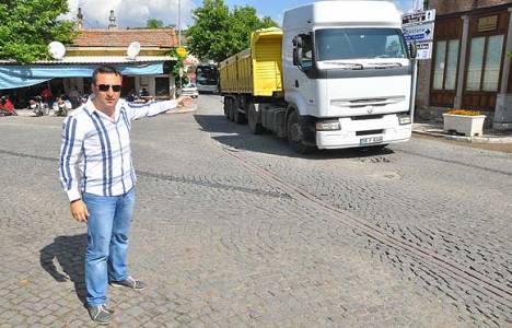 Bergama'da tarihi kalıntılarına zarar veren trafik kent dışına çıkarılacak!